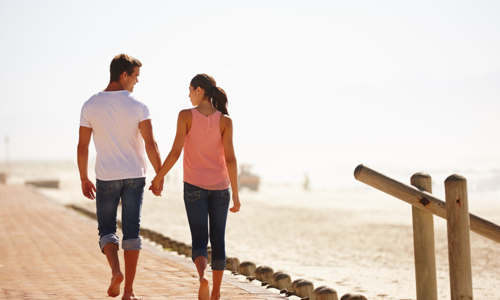 Pareja caminando playa